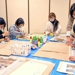 新聞のエコバッグを作る高校生ら＝南あわじ市市三條