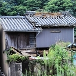洲本市街地にある古い空き家＝洲本市内