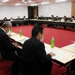 淡路島内の公共交通の在り方を話し合う協議会のメンバー＝洲本商工会議所