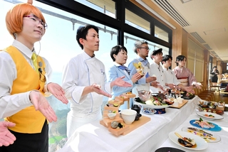 アイデアを凝らした料理を披露する飲食店のスタッフら＝うずの丘大鳴門橋記念館