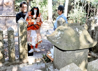 神事に臨む平敦盛の人形と淡路人形座員ら＝南あわじ市の煙島