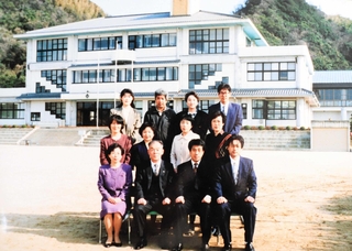 震災前に撮影された集合写真で並ぶ校長の小山泰弘さん（前列左から２人目）、教頭の宮下佳樹さん（同３人目）（松下昌子さん提供）