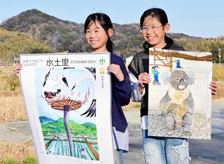 受賞作品を手に笑顔の神代絢香さん（左）と陽香さん＝洲本市安乎町中田
