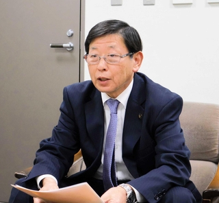 インタビューに答える上崎勝規洲本市長＝洲本市役所