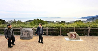 紀淡海峡を見渡す展望台などに並ぶ句碑＝洲本市小路谷