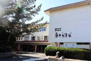 閉館が決まった国民宿舎「慶野松原荘」＝南あわじ市松帆古津路
