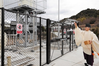 配湯が始まり、泉源地の施設で神事が行われた＝南あわじ市伊加利