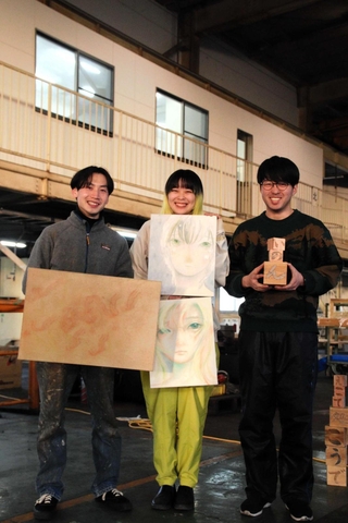 作品を展示する（左から）石田羊さん、芹澤美咲さん、山中優太さん＝淡路市志筑