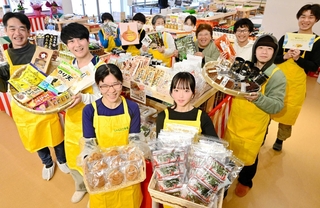 「しゃんとこ市場」のオープンをＰＲする店舗スタッフら＝淡路市育波