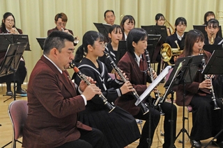 淡路市立一宮中の生徒と一緒に演奏する洲本吹奏楽団。部活動地域移行の受け皿を視野に入れる＝一宮中