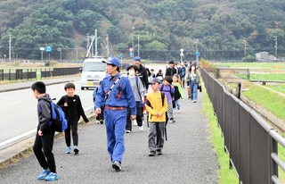 訓練で避難する住民ら＝２０２４年１１月、南あわじ市阿万上町