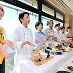 アイデアを凝らした料理を披露する飲食店のスタッフら＝うずの丘大鳴門橋記念館