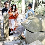 神事に臨む平敦盛の人形と淡路人形座員ら＝南あわじ市の煙島