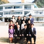震災前に撮影された集合写真で並ぶ校長の小山泰弘さん（前列左から２人目）、教頭の宮下佳樹さん（同３人目）（松下昌子さん提供）