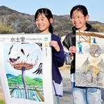 受賞作品を手に笑顔の神代絢香さん（左）と陽香さん＝洲本市安乎町中田