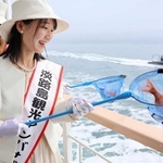 桜鯛を放流する淡路島観光アンバサダー＝南あわじ市沖