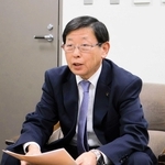インタビューに答える上崎勝規洲本市長＝洲本市役所