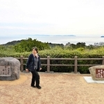 紀淡海峡を見渡す展望台などに並ぶ句碑＝洲本市小路谷