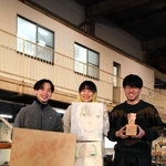 作品を展示する（左から）石田羊さん、芹澤美咲さん、山中優太さん＝淡路市志筑