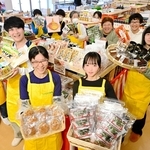 「しゃんとこ市場」のオープンをＰＲする店舗スタッフら＝淡路市育波