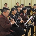 淡路市立一宮中の生徒と一緒に演奏する洲本吹奏楽団。部活動地域移行の受け皿を視野に入れる＝一宮中