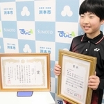 全国大会への出場を決めた大野小４年の惣田華音さん＝洲本市役所
