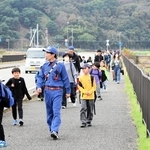 訓練で避難する住民ら＝２０２４年１１月、南あわじ市阿万上町