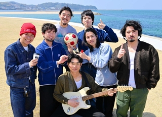 イベントを開く上田怜也さん（左から２人目）ら「ＰＡＲＫＩＮＧ」のメンバー＝多賀の浜海水浴場