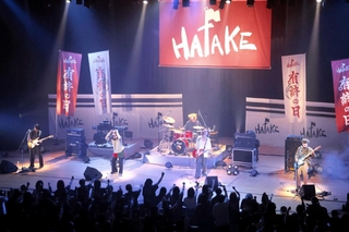 解散ライブをする「ＨＡＴＡＫＥ」のメンバー＝洲本市文化体育館