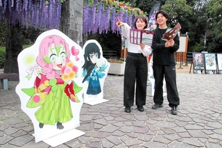 謎が書かれた冊子を手に園内を巡るウォークイベント＝淡路市楠本