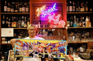 ニュースナックＫＪ店主の北原淳平さん＝洲本市本町４