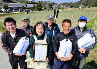 ブランド米「千の光」を生産する鮎原塔下集落営農組合のメンバーら＝洲本市五色町鮎原塔下