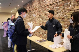 サクラの苗木を受け取る人々＝洲本市塩屋１