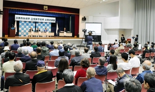 市民らが詰めかけた公開討論会＝淡路市多賀