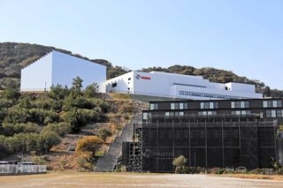淡路市が開発したサスティナブル・パークに立つプライミクスの本社工場と社宅＝淡路市夢舞台