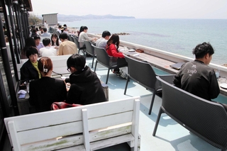 多くの観光客でにぎわうガーブコスタオレンジのテラス席＝淡路市郡家