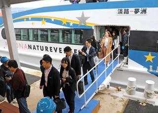 淡路島からの高速船で万博会場のある夢洲に到着した乗客＝４月１３日、大阪市此花区