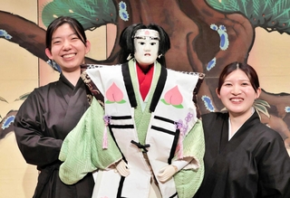 芸名「吉田光希」を襲名した森田陽菜さん（左）と新しく入座した西口萌香さん＝淡路人形座