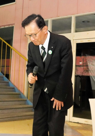 支持者らに頭を下げる門康彦氏＝淡路市志筑新島