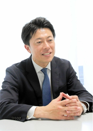 当選から一夜明け、インタビューに応じる戸田敦大氏＝淡路市役所