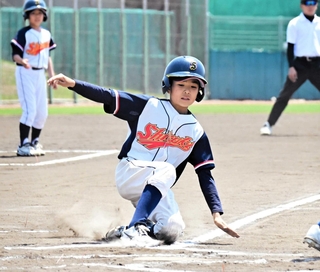 １回、味方の適時打で先制のホームを踏む志筑少年野球団・中来田嘉人選手＝淡路佐野運動公園