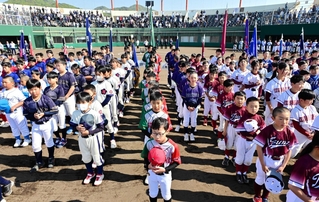 開会式で整列する選手ら＝淡路佐野運動公園