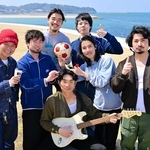イベントを開く上田怜也さん（左から２人目）ら「ＰＡＲＫＩＮＧ」のメンバー＝多賀の浜海水浴場