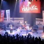 解散ライブをする「ＨＡＴＡＫＥ」のメンバー＝洲本市文化体育館