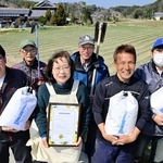 ブランド米「千の光」を生産する鮎原塔下集落営農組合のメンバーら＝洲本市五色町鮎原塔下
