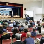 市民らが詰めかけた公開討論会＝淡路市多賀