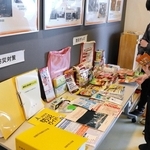 市の防災あんしんセンターに展示されている防災グッズ＝淡路市生穂新島