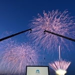 昨年の映画祭の様子。上映前に花火が打ち上げられた＝大浜海水浴場