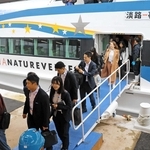 淡路島からの高速船で万博会場のある夢洲に到着した乗客＝４月１３日、大阪市此花区