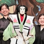 芸名「吉田光希」を襲名した森田陽菜さん（左）と新しく入座した西口萌香さん＝淡路人形座
